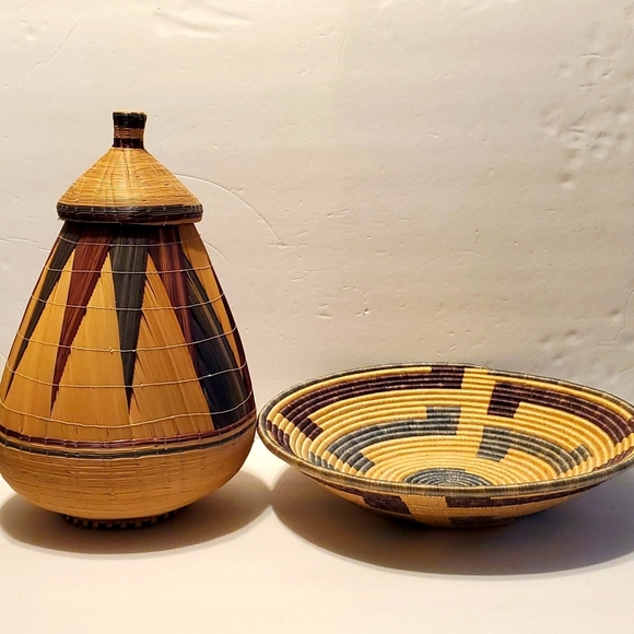 African Rwandan Tutsi Lidded Basket Hand Woven Basket with Geometric Design - Picture 9 of 11